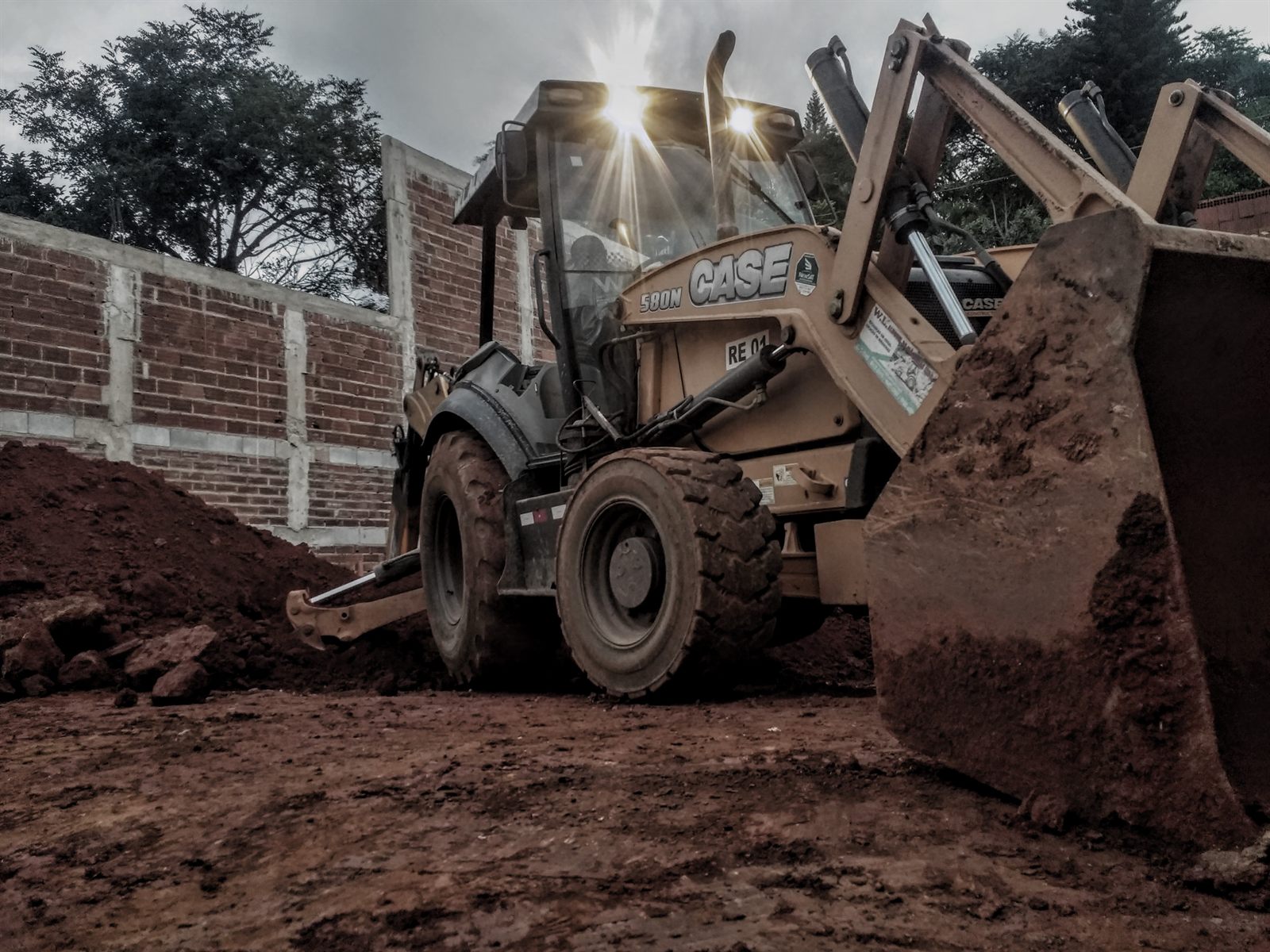 Retroescavadeira da WL em operação de escavação em obra